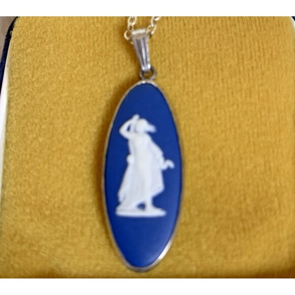 Vintage Wedgwood Blue Jasperware Cameo Sterling Silver Pendant Necklace Box - Picture 2 of 7